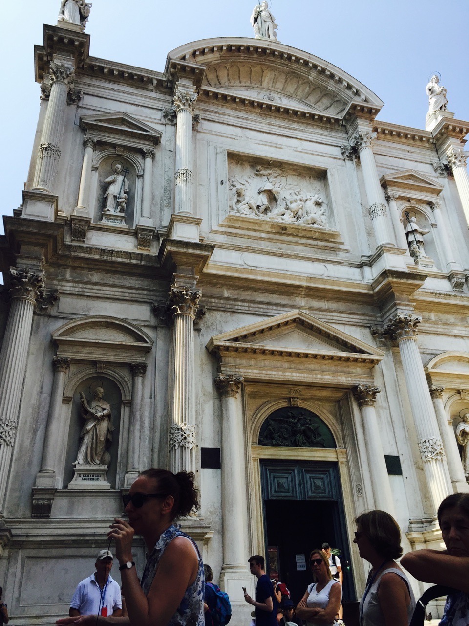 Antes de entrar a la Scuola Grande, frente a la fachada de la Iglesia de San Rocco, que está a su lado 