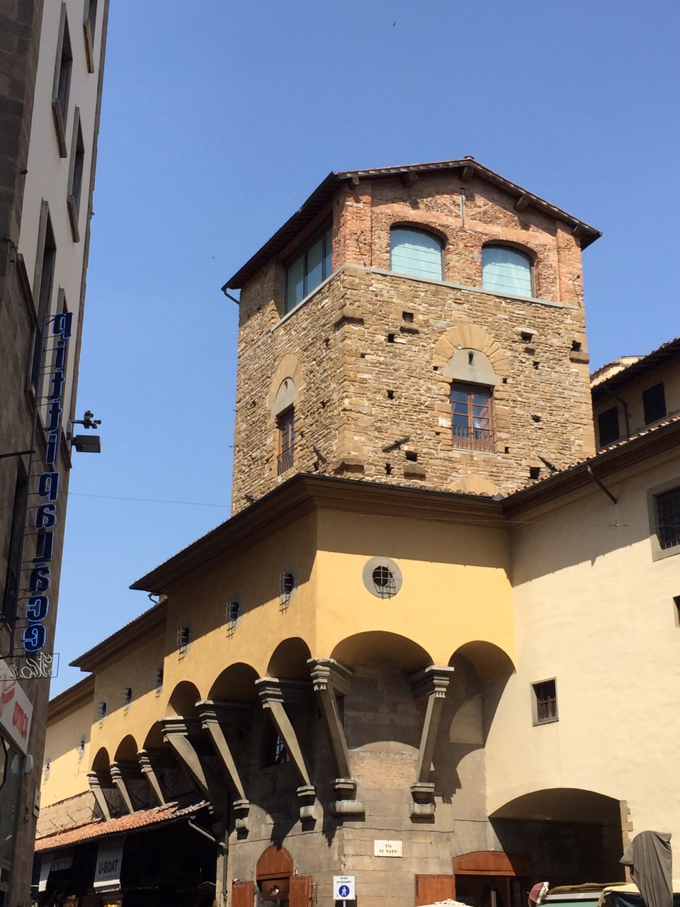 Vista exterior del corredor, adosado a los edificios de Florencia