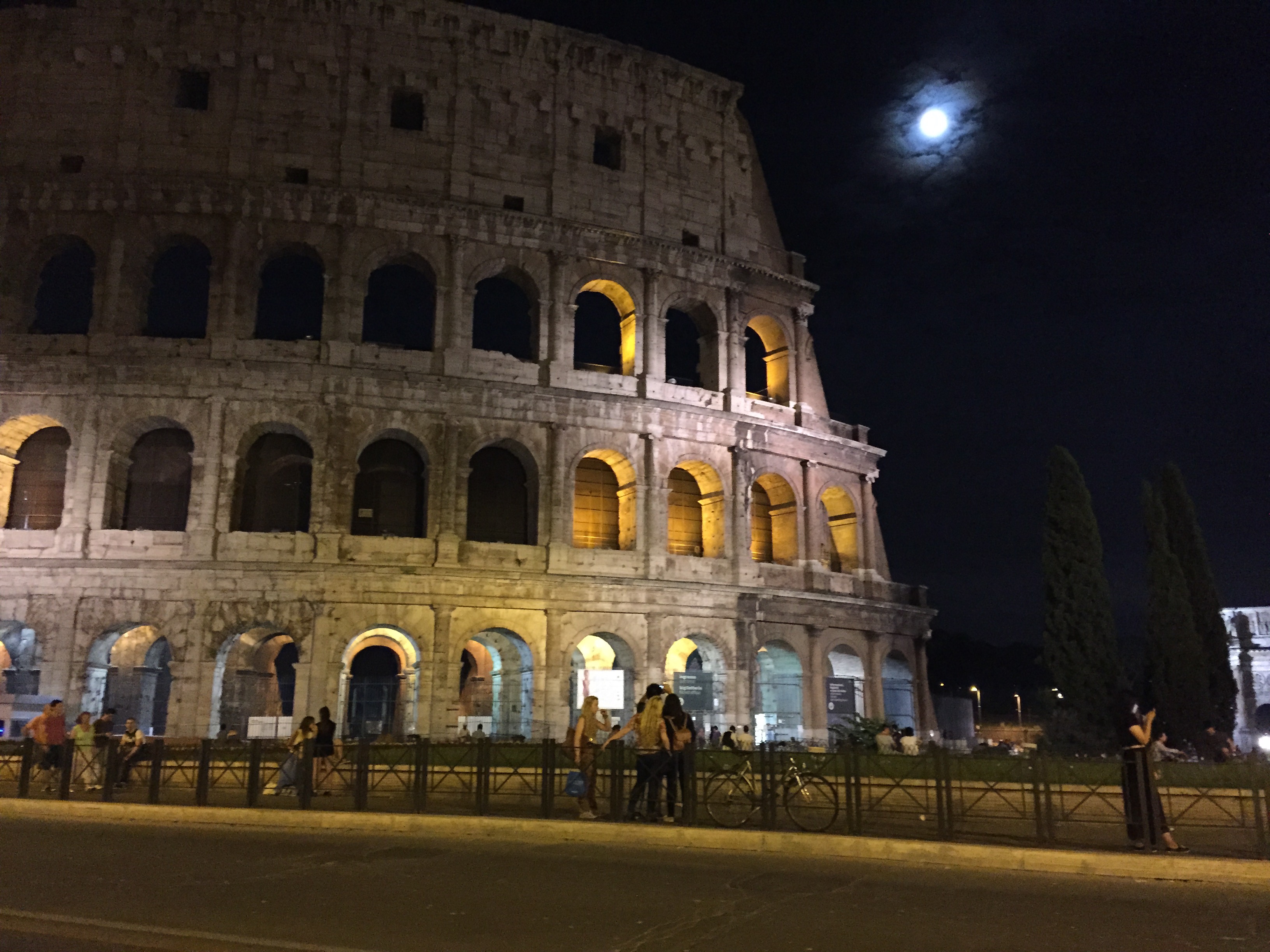 Vista nocturna de la nueva iluminación del Coliseo.