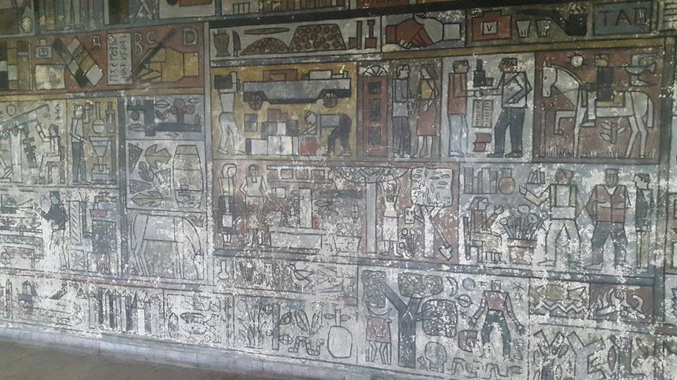 Mural Oficios, Julio Alpuy, 1955. Liceo N.3 Dámaso Antonio Larrañaga (Foto del FB de la Prof. Tomeo)