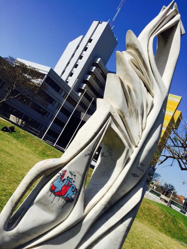 Semilla de la esperanza, Pablo Atchugarry, 1996. Parque de Esculturas, Montevideo