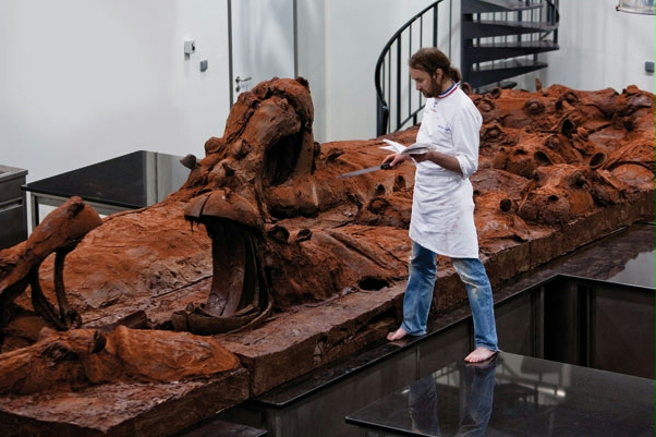 Patrick Roger en su atelier trabajando una escultura de chocolate