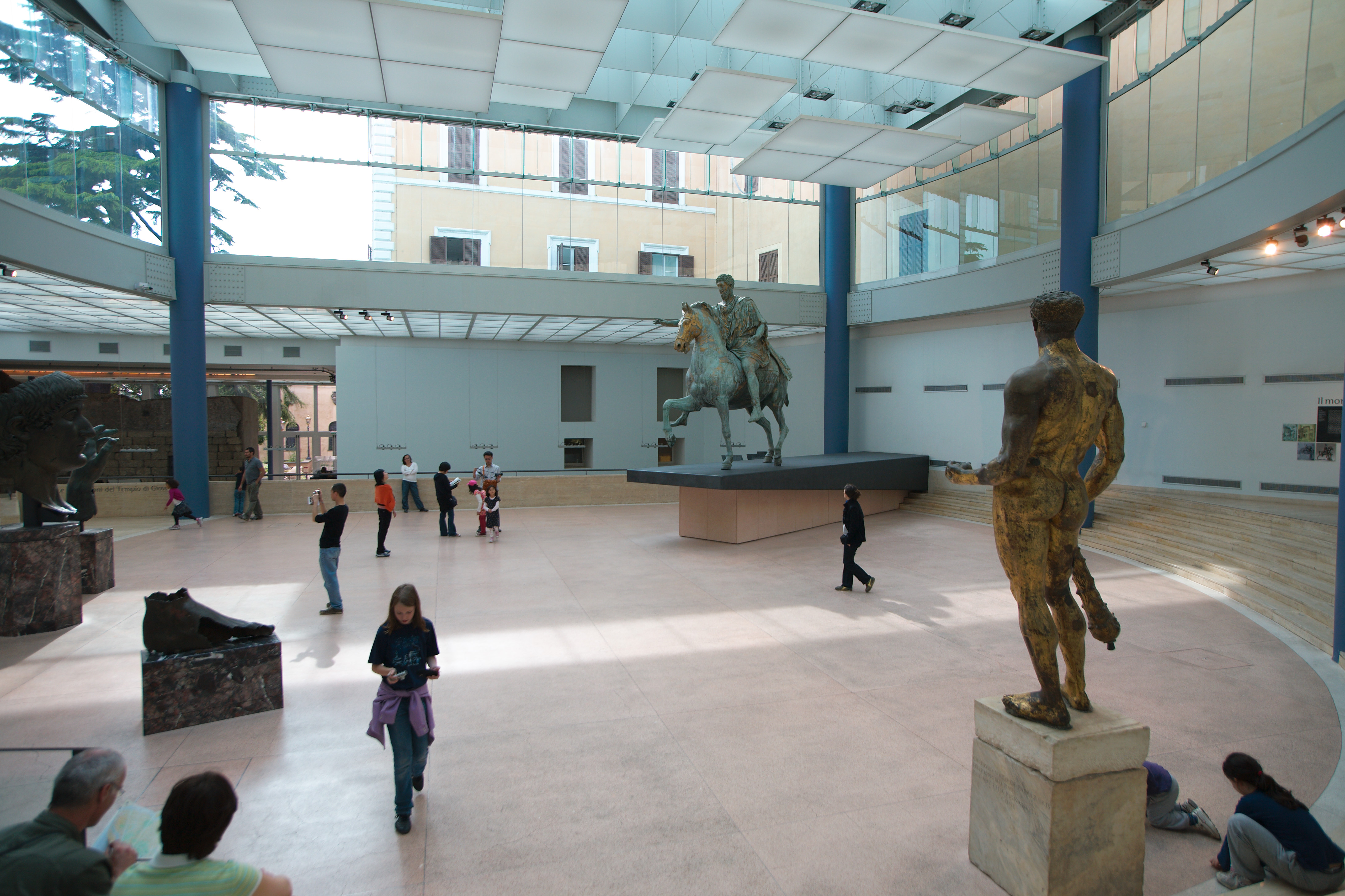 Sala Exedra, diseñada en 2005 para proteger de las inclimencias del tiempo, el bronce del Emperador Marco Aurelio a cabalo