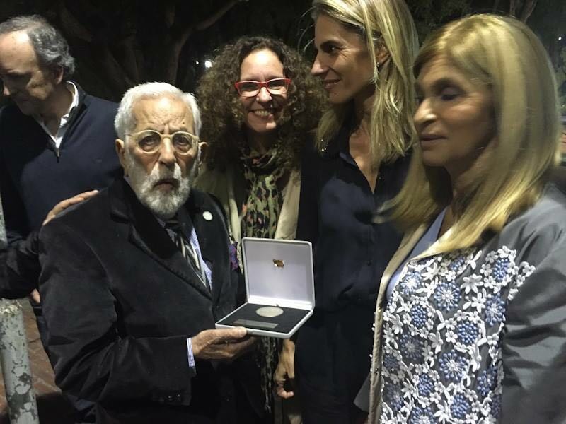 Nelson con su medalla, junto a Emma Sanguinetti, Adela Dubra y Claudia Piazza