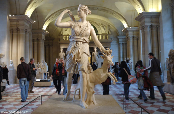 Diana Cazadora, copia romana del Siglo I. Sala de las Cariátides, Museo del Louvre, Paris