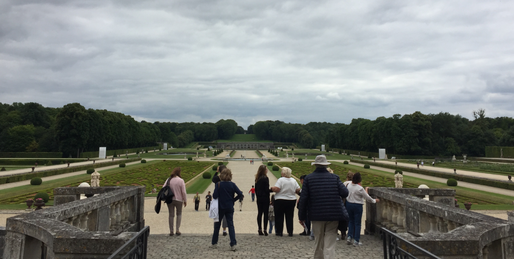 Luego de recorrer el palacio de Vaux Le Vicomte, todos listos para pasear por sus jardines creados por André Le Notre